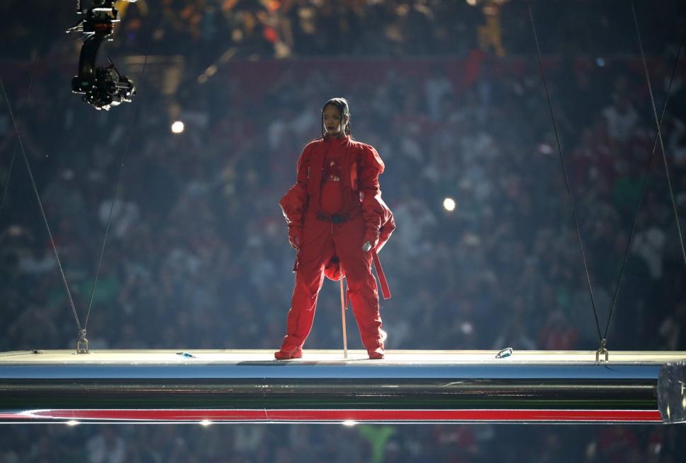 Moment viral cu Rihanna în pauza Super Bowl 2023. Artista a dezvăluit că este însărcinată cu al doilea copil 816548