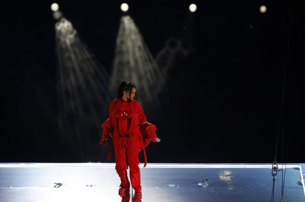 Moment viral cu Rihanna în pauza Super Bowl 2023. Artista a dezvăluit că este însărcinată cu al doilea copil 816550