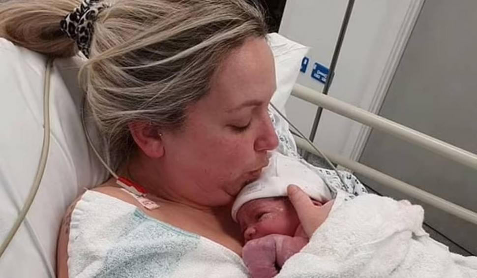 Semnul cu care o fetiță s-a născut pe corp, în luna iubirii. Medicii au rămas uluiți: "Au crezut că se va estompa, dar nu a dispărut"  816721