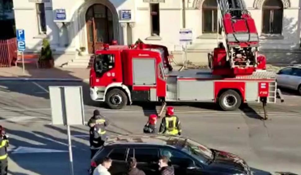 Zeci de blocuri, case şi instituţii publice din Gorj au fisuri după cutremur. Au căzut şi stânci pe Defileul Jiului 817161