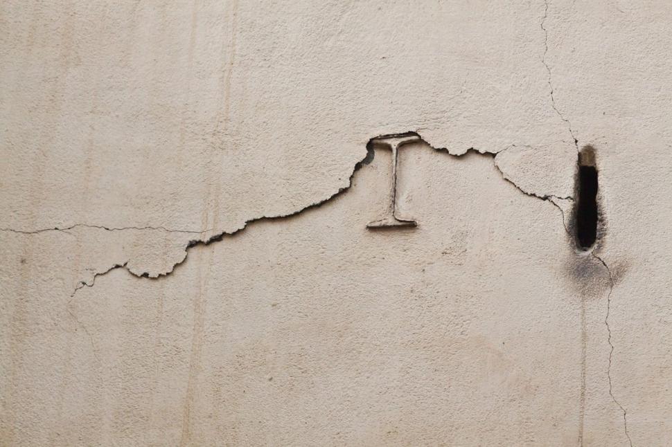 Zeci de blocuri, case şi instituţii publice din Gorj au fisuri după cutremur. Au căzut şi stânci pe Defileul Jiului 817179