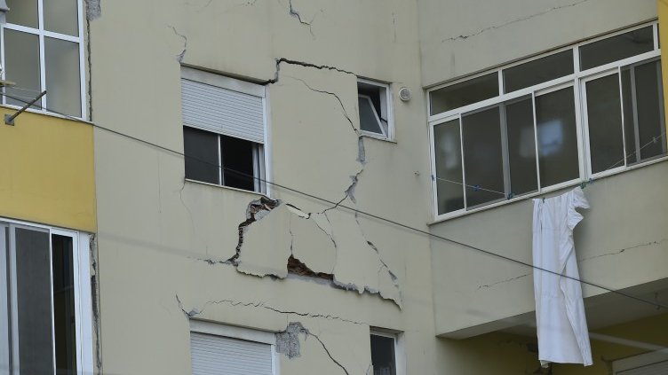 Zeci de blocuri, case şi instituţii publice din Gorj au fisuri după cutremur. Au căzut şi stânci pe Defileul Jiului
