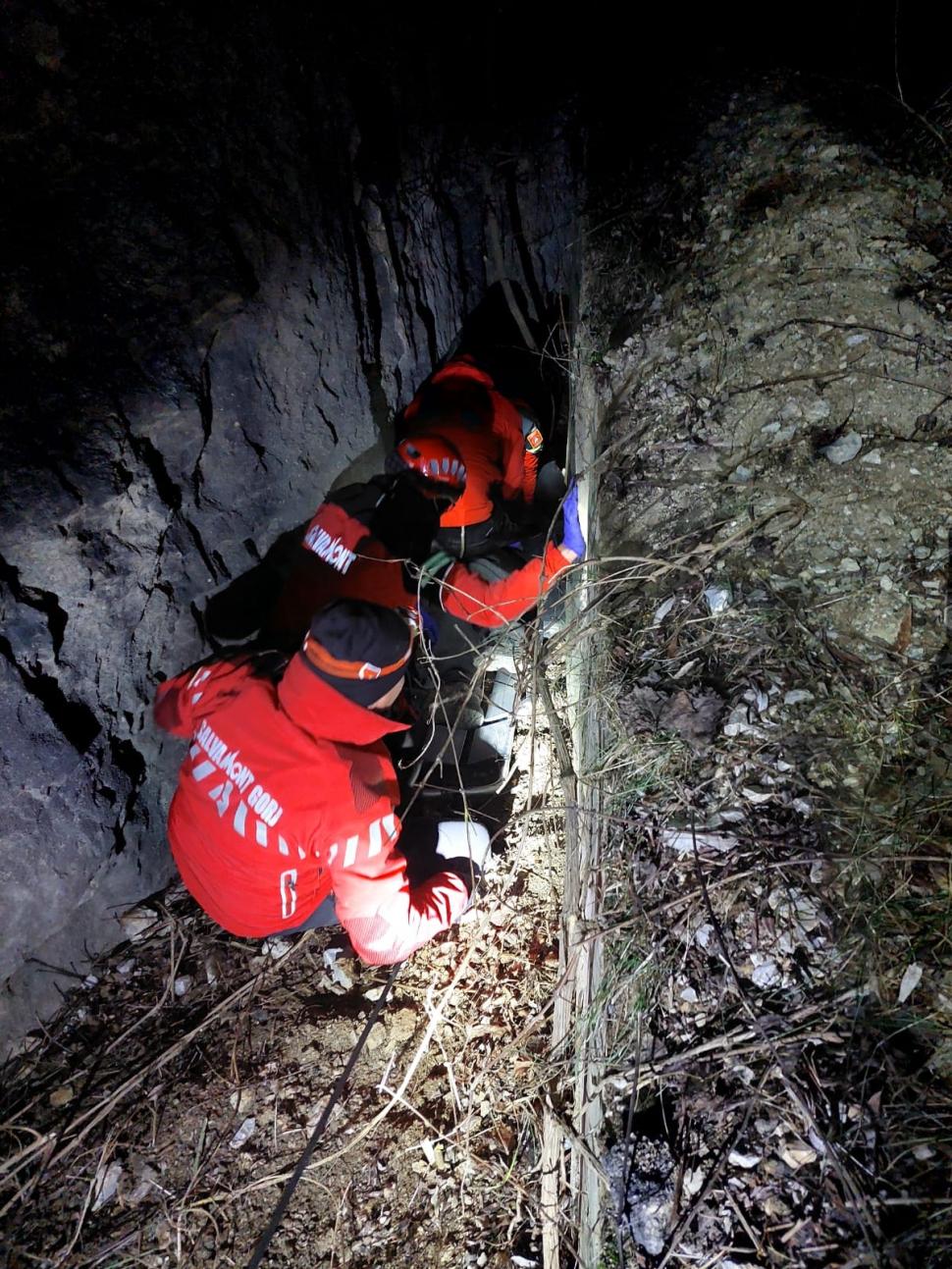 Biciclist căzut de la o înălţime de peste 8 metri, pe Cheile Sohodolului. Era prins între dig şi peretele muntelui | Cum a fost salvat 817209