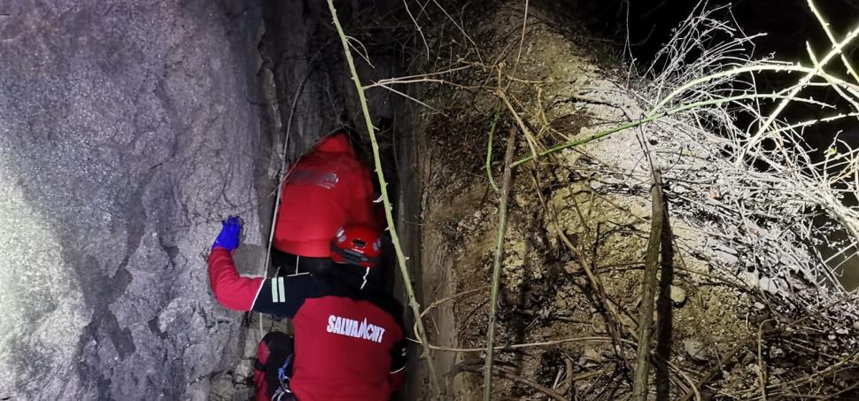 Biciclist căzut de la o înălţime de peste 8 metri, pe Cheile Sohodolului. Era prins între dig şi peretele muntelui | Cum a fost salvat 817210