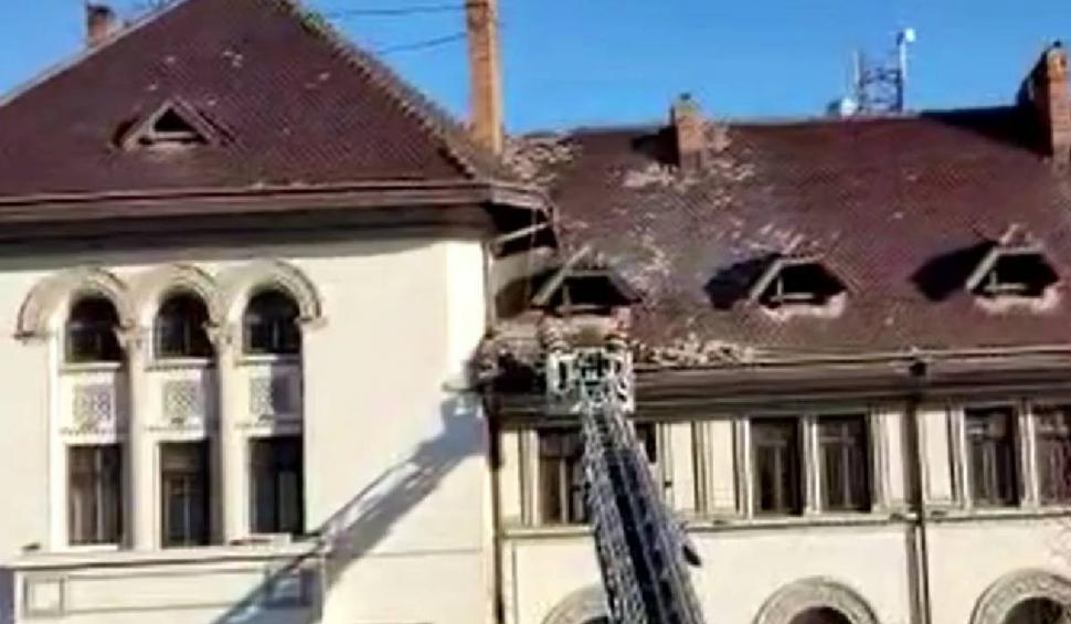 Imagini cu primăria Târgu Jiu după cutremur | Oamenii au fost evacuați după ce au căzut bucăți mari din clădire 817062