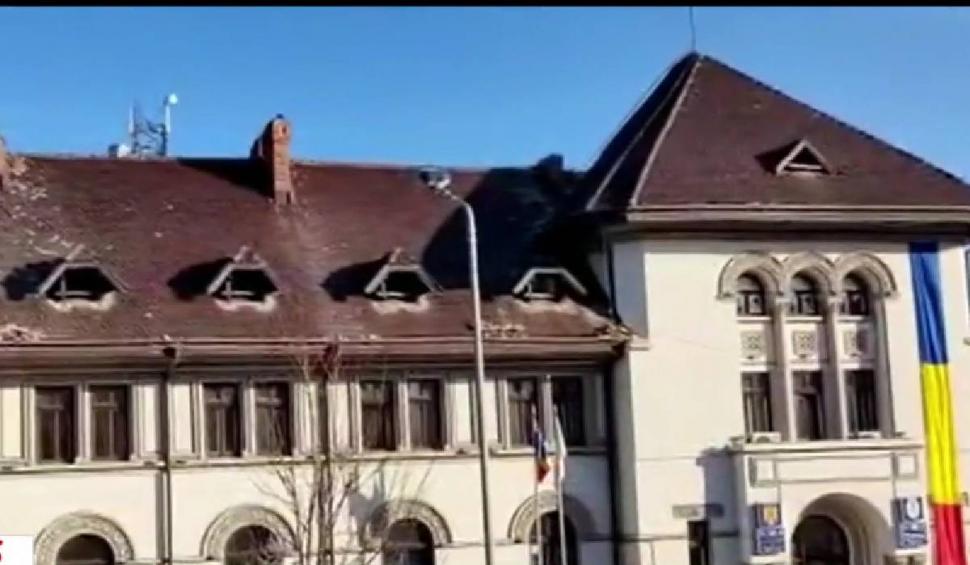 Imagini cu primăria Târgu Jiu după cutremur | Oamenii au fost evacuați după ce au căzut bucăți mari din clădire 817063