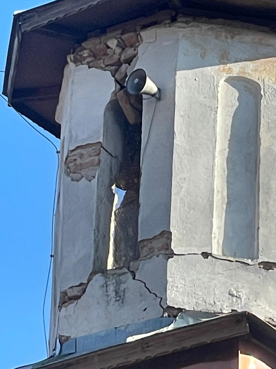 Turla mănăstirii stă să cadă la Tismana, în Gorj după cutremurul de 5,7 816959