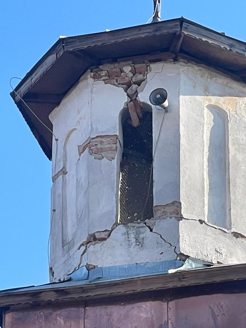 Turla mănăstirii stă să cadă la Tismana, în Gorj după cutremurul de 5,7 816961