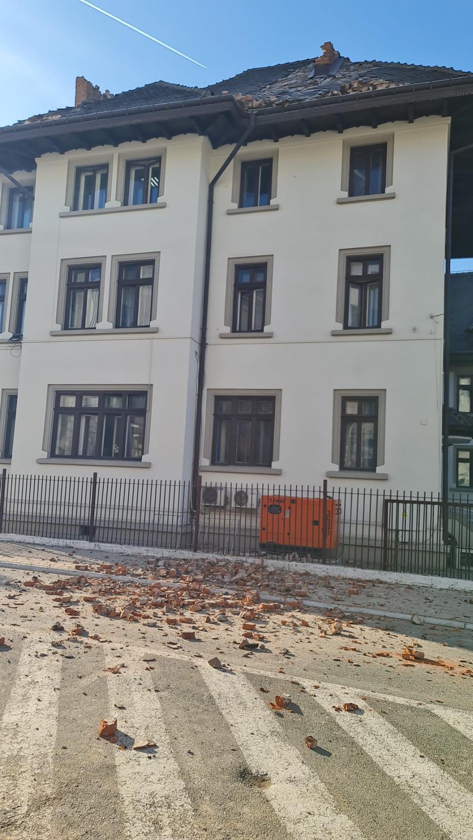 Turla mănăstirii stă să cadă la Tismana, în Gorj după cutremurul de 5,7 816964