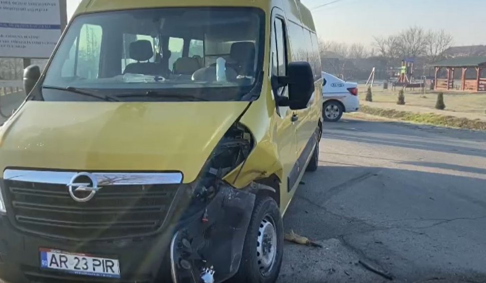 Accident cu un microbuz școlar în Iratoșu, județul Arad: Trei copii au ajuns la spital 