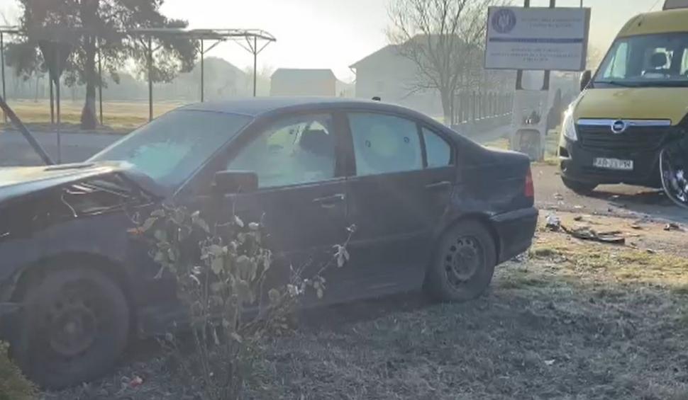 Accident cu un microbuz școlar în Iratoșu, județul Arad: Trei copii au ajuns la spital  817246