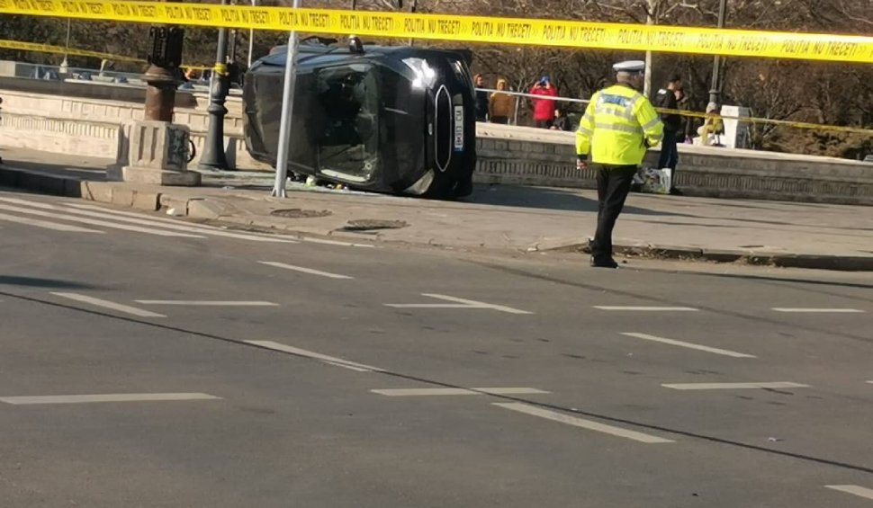 Accident în Piaţa Unirii! Un pieton care mergea pe trotuar a fost lovit de o mașină care se ciocnise cu un alt autovehicul