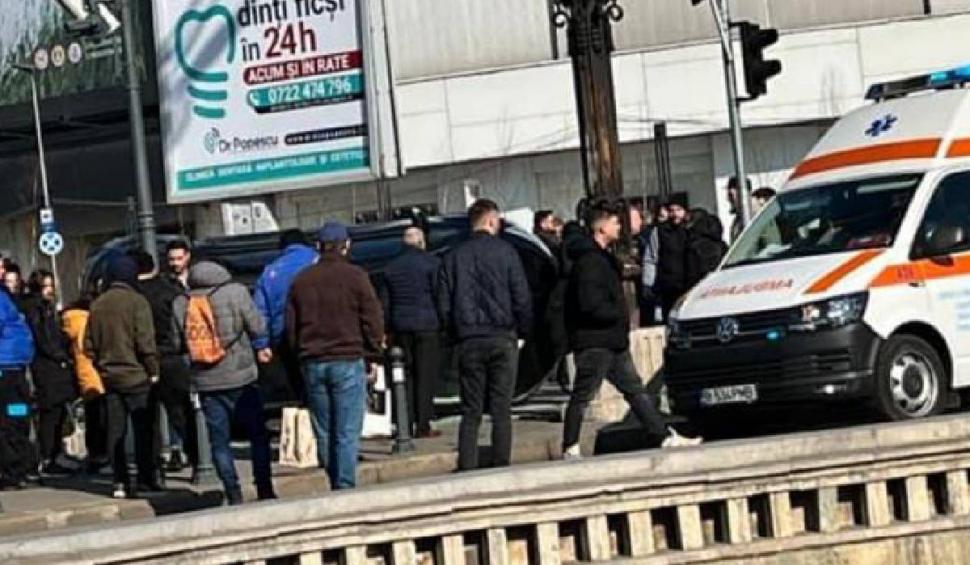 Accident în Piaţa Unirii! Un pieton care mergea pe trotuar a fost lovit de o mașină care se ciocnise cu un alt autovehicul 817356