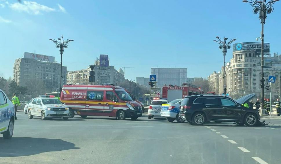 Accident în Piaţa Unirii! Un pieton care mergea pe trotuar a fost lovit de o mașină care se ciocnise cu un alt autovehicul 817358