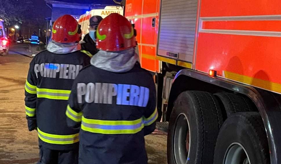 Incendiu uriaş la o hală din Argeş. Intervin cinci autospeciale de pompieri