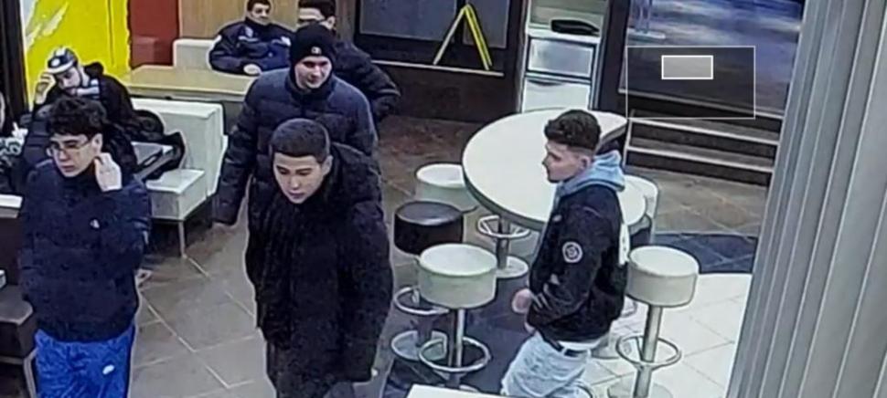 Scandal cu bătaie şi amenințări cu pistolul într-un fast food din Bucureşti. Poliţiştii caută cinci suspecţi 817392
