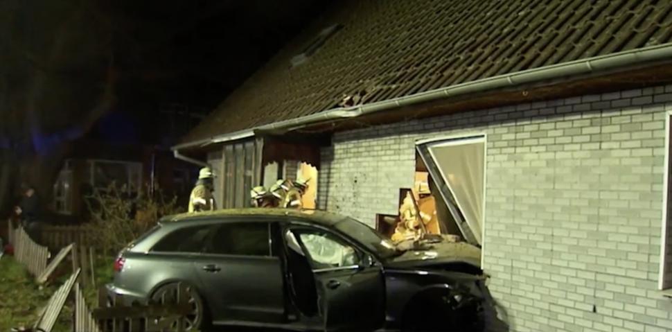 Un șofer beat cu Audi a intrat cu mașina în sufrageria unei case în care se jucau trei copii, în Germania 817250