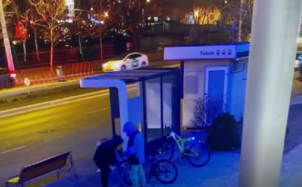Doi bărbați au fost prinși la trei secunde după ce au furat o bicicletă, în Bucureşti. Totul a fost filmat