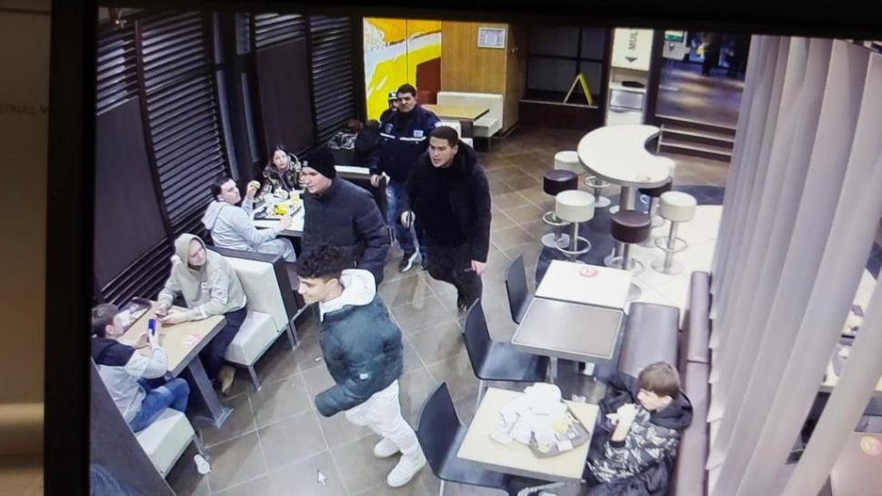 Bătaie regizată într-un fast-food din centrul Bucureştiului, pentru vizualizări pe Internet. Patru tineri au fost reţinuţi 817657