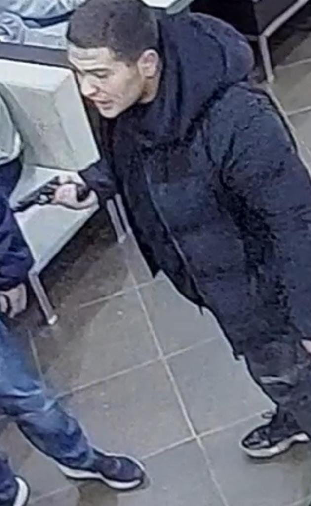 Bătaie regizată într-un fast-food din centrul Bucureştiului, pentru vizualizări pe Internet. Patru tineri au fost reţinuţi 817658