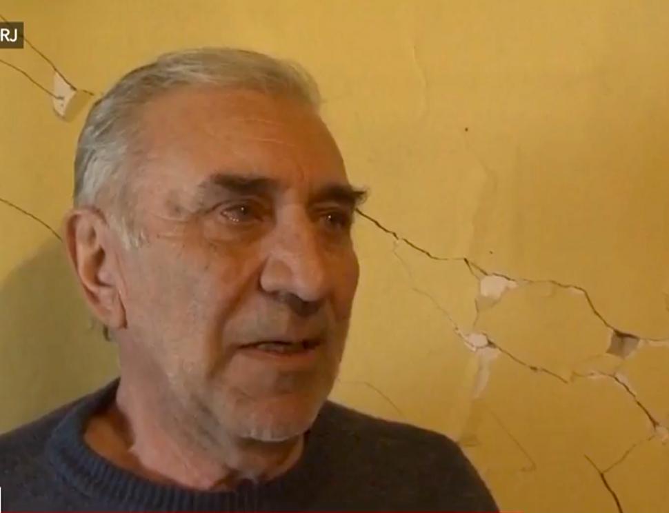 ”Vedeam cum se zguduie casa și cum picau țiglele” | Cu lacrimi în ochi, un bătrân din Gorj povestește cum i-a fost distrusă casa de cutremur 817568