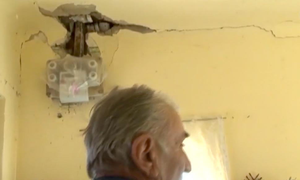 ”Vedeam cum se zguduie casa și cum picau țiglele” | Cu lacrimi în ochi, un bătrân din Gorj povestește cum i-a fost distrusă casa de cutremur 817569