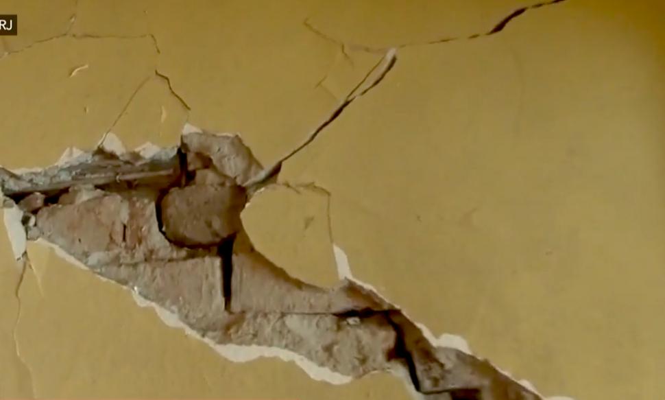 ”Vedeam cum se zguduie casa și cum picau țiglele” | Cu lacrimi în ochi, un bătrân din Gorj povestește cum i-a fost distrusă casa de cutremur 817571