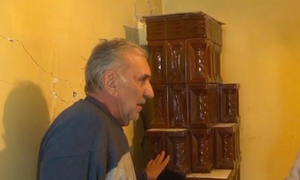 ”Vedeam cum se zguduie casa și cum picau țiglele” | Cu lacrimi în ochi, un bătrân din Gorj povestește cum i-a fost distrusă casa de cutremur 817573