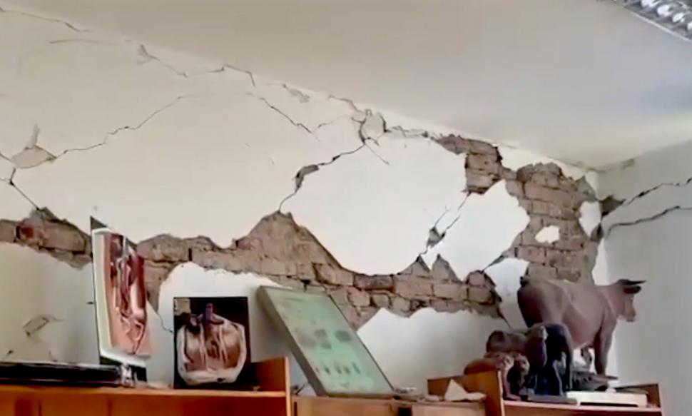 ”Vedeam cum se zguduie casa și cum picau țiglele” | Cu lacrimi în ochi, un bătrân din Gorj povestește cum i-a fost distrusă casa de cutremur 817574