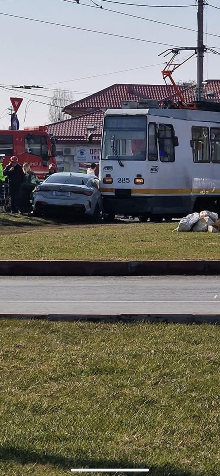 Lino Golden, implicat într-un accident grav. A intrat cu mașina într-un tramvai | Cântărețul a fost transportat la spital 817535