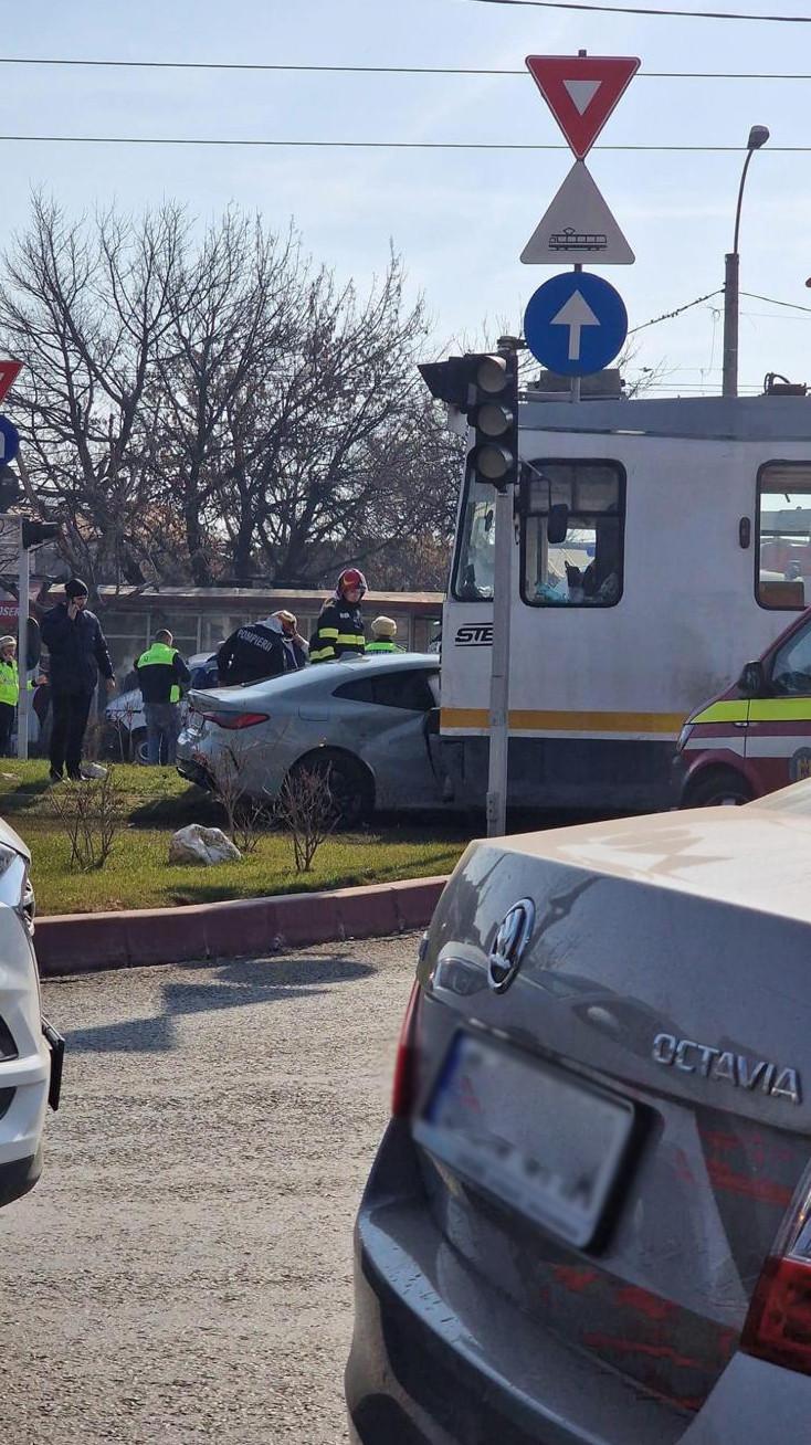 Lino Golden, implicat într-un accident grav. A intrat cu mașina într-un tramvai | Cântărețul a fost transportat la spital 817536