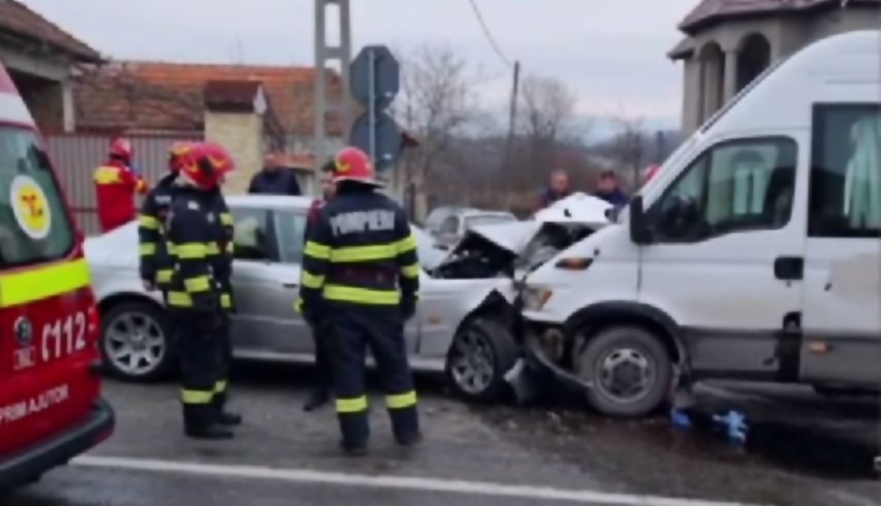 Accident cu un microbuz şi o maşină, în Bihor. 14 oameni au fost răniţi