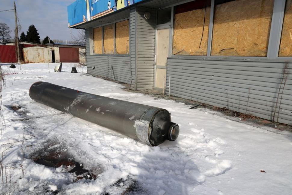 Imaginea zilei pe frontul din Ucraina: o rachetă rusească S-300 căzută la Harkov este încărcată într-un camion 817878