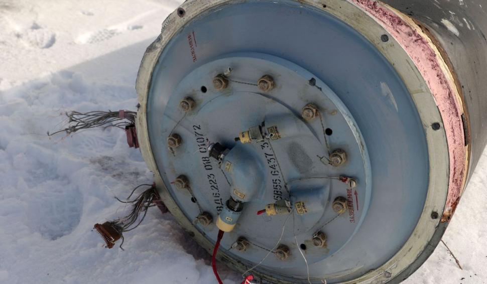 Imaginea zilei pe frontul din Ucraina: o rachetă rusească S-300 căzută la Harkov este încărcată într-un camion 817879