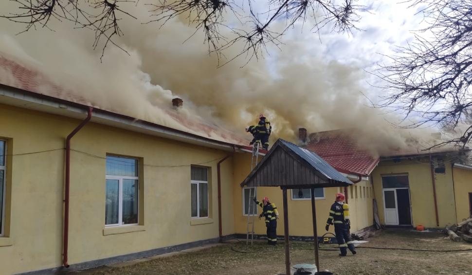Școală distrusă de un incendiu, în Olt. Un profesor a suferit atac de panică 817803