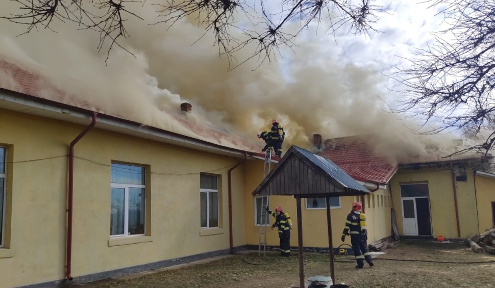 Școală distrusă de un incendiu, în Olt. Un profesor a suferit atac de panică