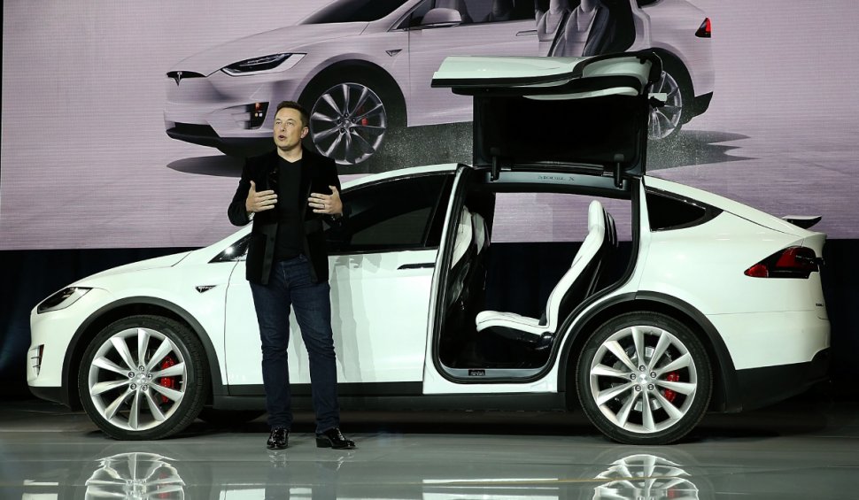 Tesla recheamă în service peste 300.000 de mașini | Ce spune Elon Musk