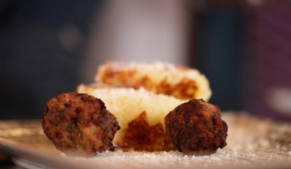 Chifteluţe cu piure de cartofi, reţeta lui Bogdan Iancu, în ediţia 2 "Gătit la costum", sezonul 4 817821