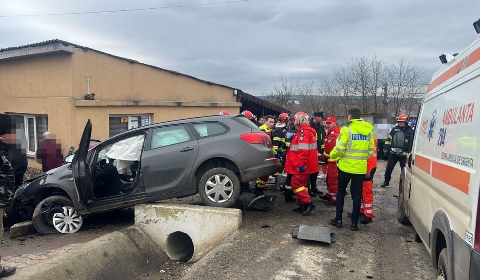 Ambulanță, implicată într-un accident în Iași. Cinci persoane au fost rănite, intervine o autospecială de descarcerare