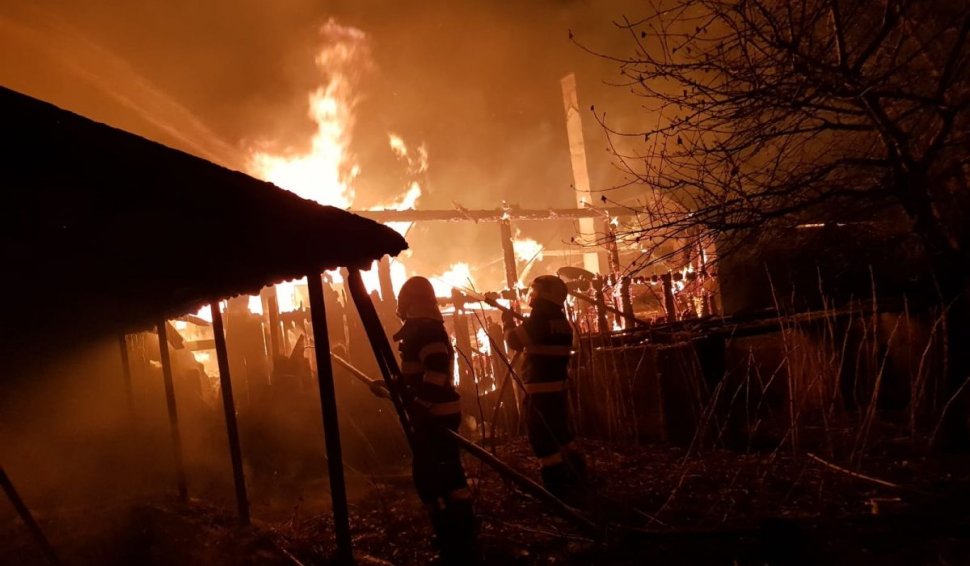 Incendiu puternic la o centrală termică şi un atelier mecanic din Satu Mare