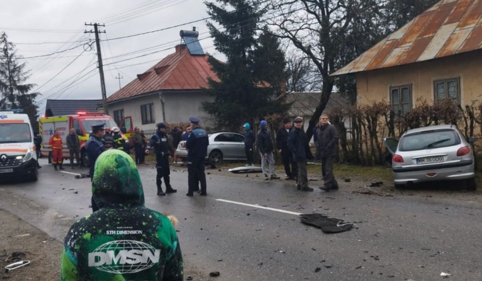Un şofer rămas încarcerat a murit şi alţi doi conducători auto sunt răniţi, după un accident cu trei maşini în Maramureş