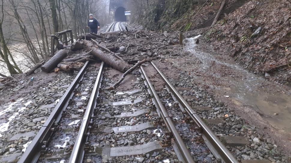 Trenuri blocate din cauza aluviunilor, în Maramureş. Zona este sub atenţionare de Cod portocaliu 818116