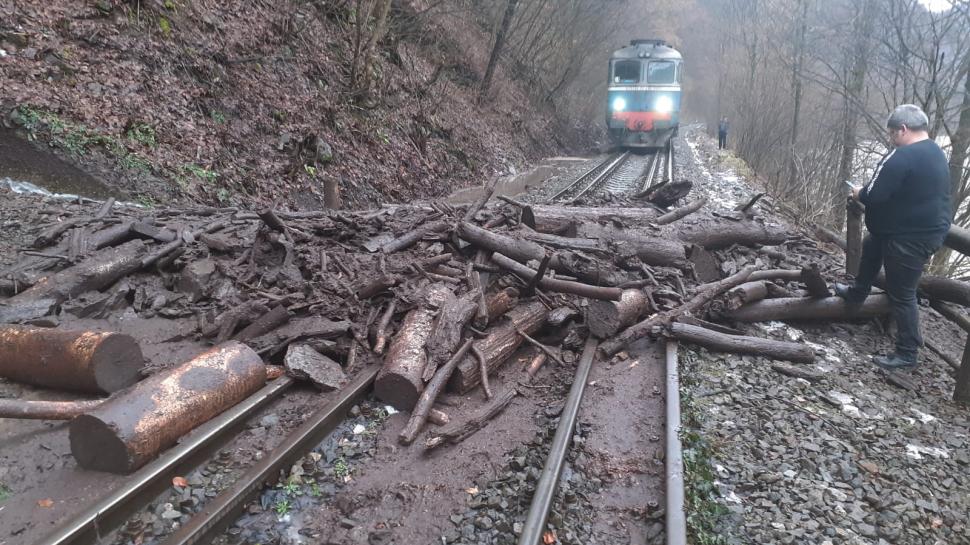 Trenuri blocate din cauza aluviunilor, în Maramureş. Zona este sub atenţionare de Cod portocaliu 818118