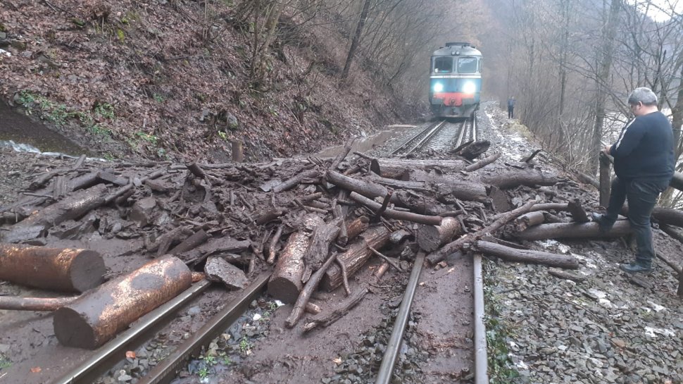 Trenuri blocate din cauza aluviunilor, în Maramureş. Zona este sub atenţionare de Cod portocaliu