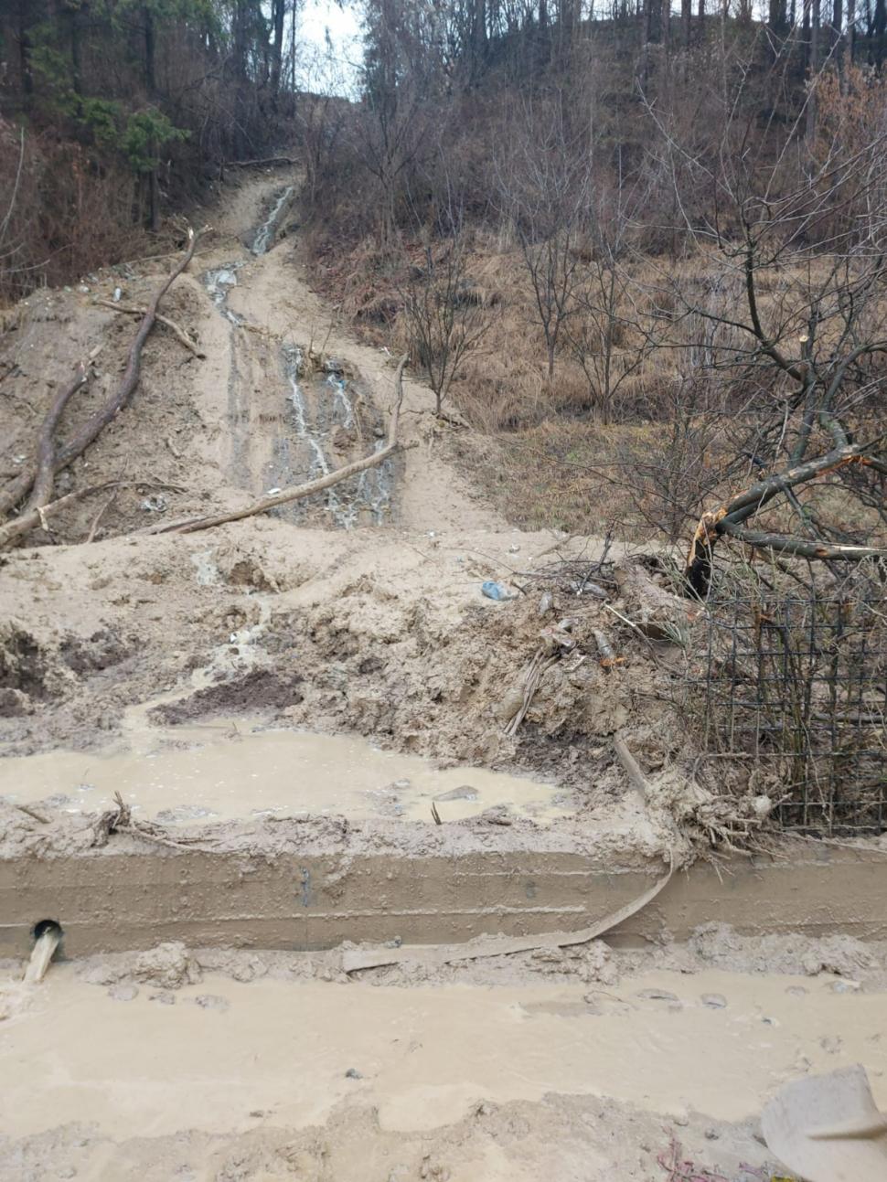 Trenuri blocate din cauza aluviunilor, în Maramureş. Zona este sub atenţionare de Cod portocaliu 818121