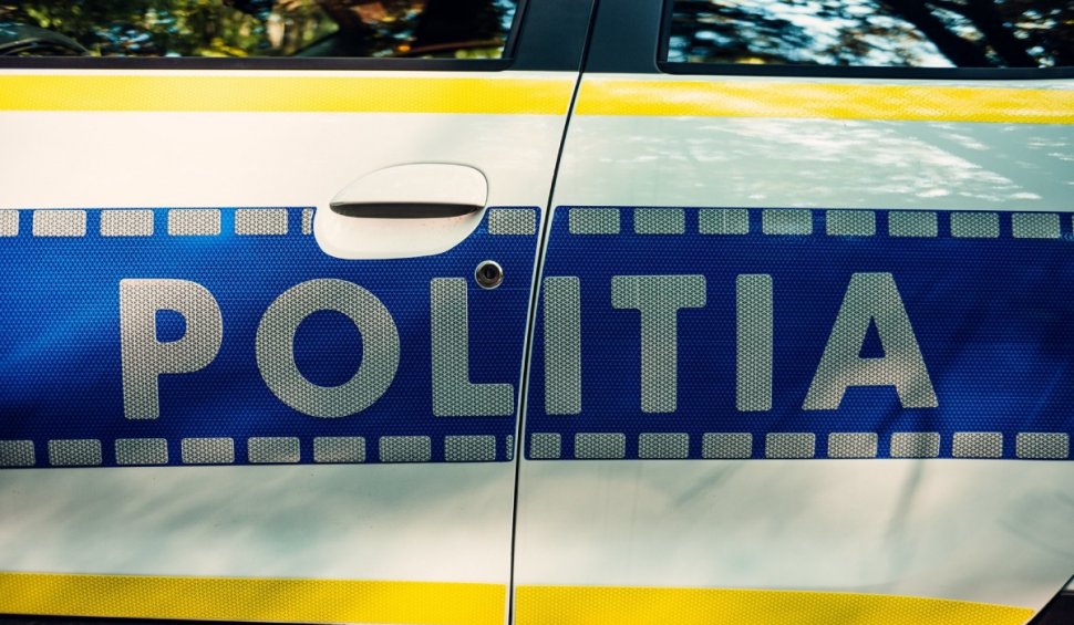 Doi poliţişti din Piteşti au fost răniţi după ce autospeciala lor a fost lovită de o autoutilitară şi proiectată într-un autoturism
