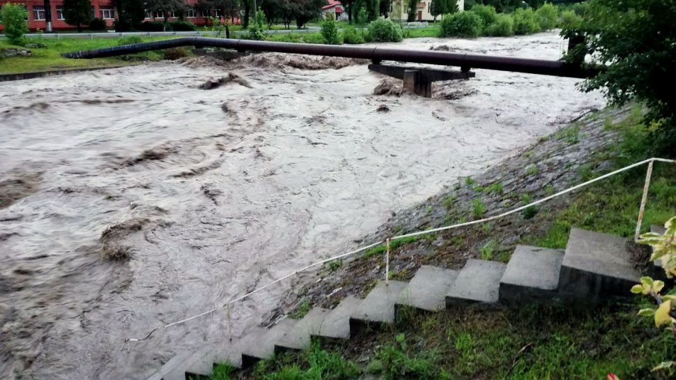Cod portocaliu și Cod galben de inundații și viituri pe zeci de râuri | Avertizare hidrologică în România