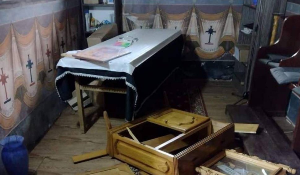Două biserici au fost sparte de hoţi pentru banii din cutia milei, în Alba