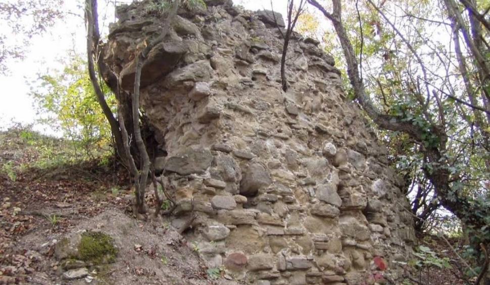 Cetate medievală luată cu asalt cu excavatorul de căutători de comori, în Alba. Oamenii săpau după o găleată de aur 818274