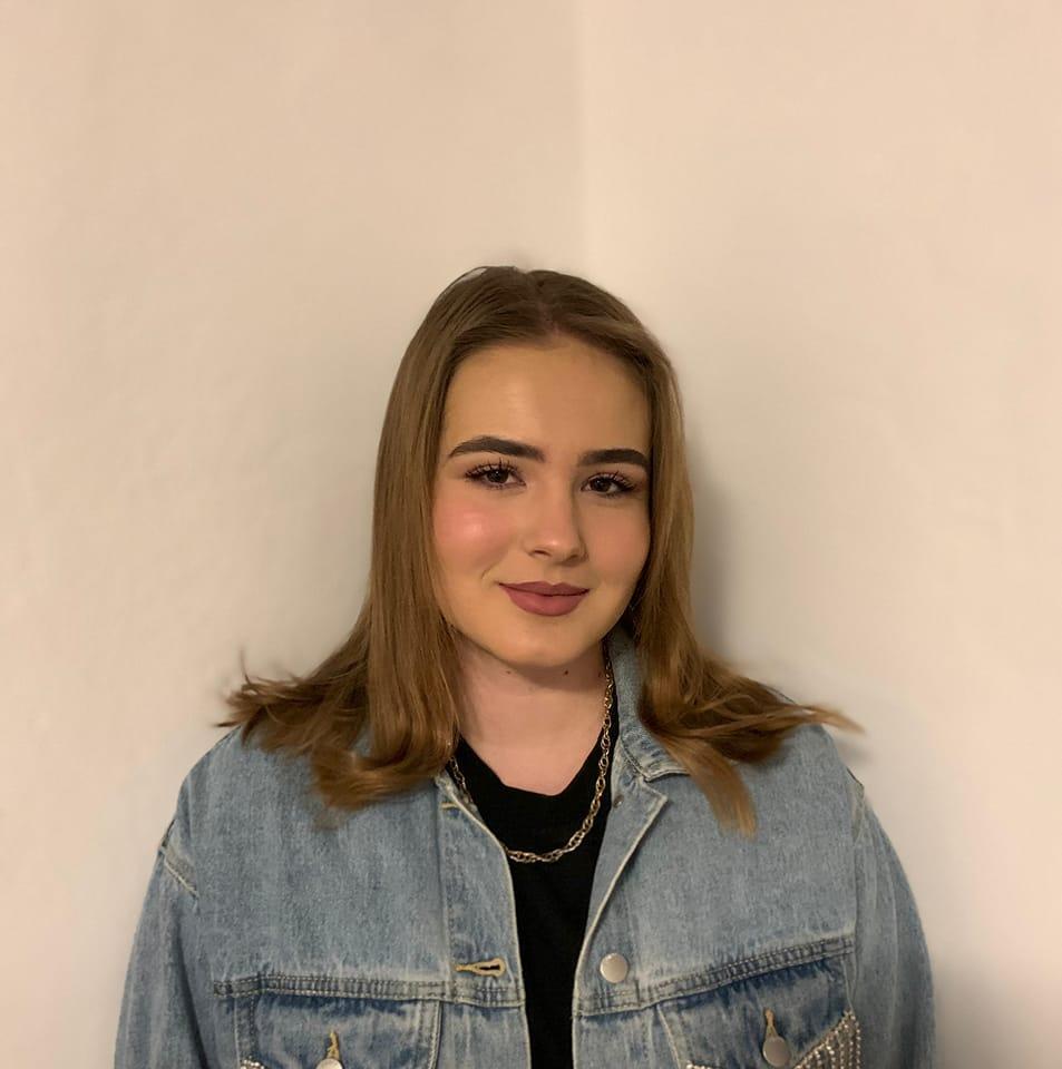 ”Să ne veghezi pe toți, de sus” | Ea este Elena, fata de 17 ani din Dâmbovița, găsită moartă în baie de tatăl ei 818419